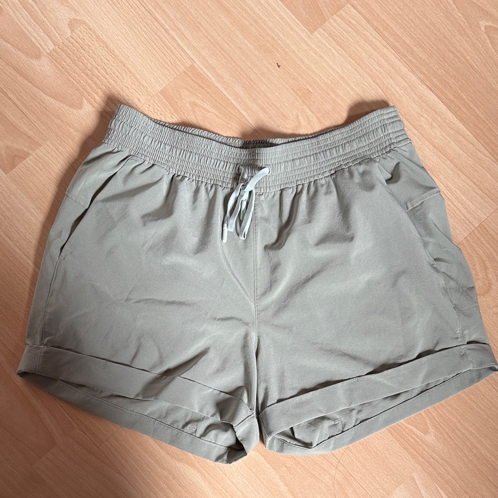 Lululemon Spring Break Away Mid Rise 3” shorts